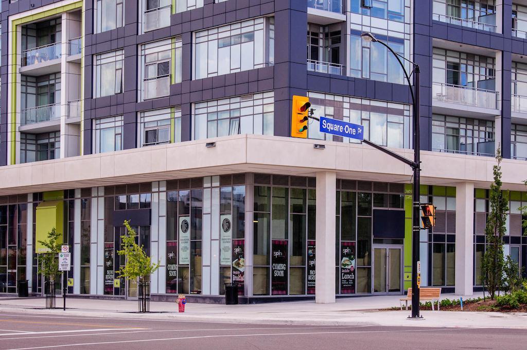 Square One Fully Furnished Suite Mississauga Room photo